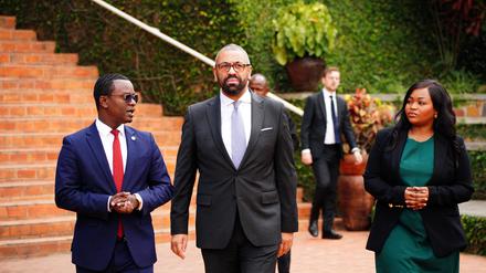 Der britische Innenminister James Cleverly (m.) nach seiner Ankunft in Kigali.