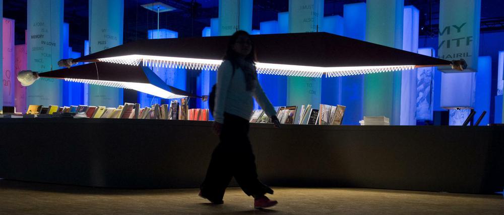 Eine Frau geht im Pavillon des Gastlandes Indonesien am 12.10.2015 auf der Buchmesse in Frankfurt am Main an einem Bücherstand vorbei.