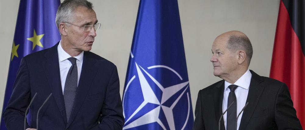 Bundeskanzler Olaf Scholz gemeinsam mit Jens Stoltenberg NATO-Generalsekretaer bei der Pressekonferenz zum Besuch des NATO-Generalsekretaer im Bundeskanzleramt, Berlin.