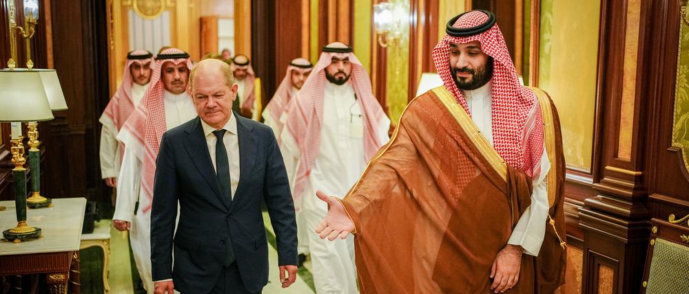 Bundeskanzler Olaf Scholz (l.) wird vom Kronprinzen des Königreichs Saudi-Arabien, Mohammed bin Salman, im Al-Salam-Palast empfangen.