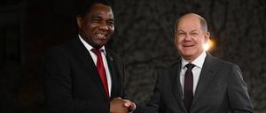 Bundeskanzler Olaf Scholz (SPD), trifft Sambias Präsident Hakainde Hichilema am Abend vor der „Compact with Africa“-Konferenz.
