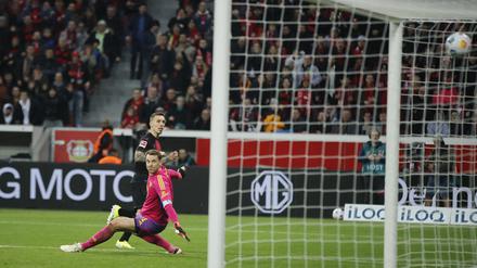 Die Vorentscheidung. Alejandro Grimaldo überwand Manuel Neuer im Tor der Bayern mit einem platzierten Schuss zum 2:0.