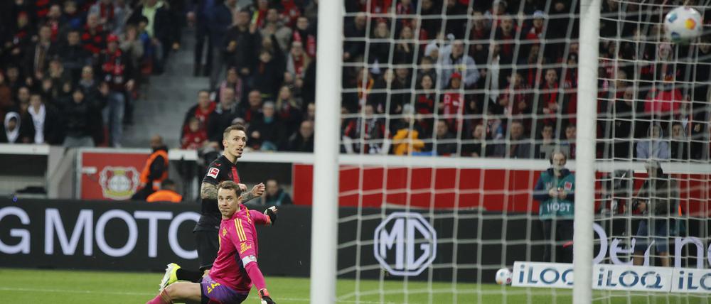 Die Vorentscheidung. Alejandro Grimaldo überwand Manuel Neuer im Tor der Bayern mit einem platzierten Schuss zum 2:0.