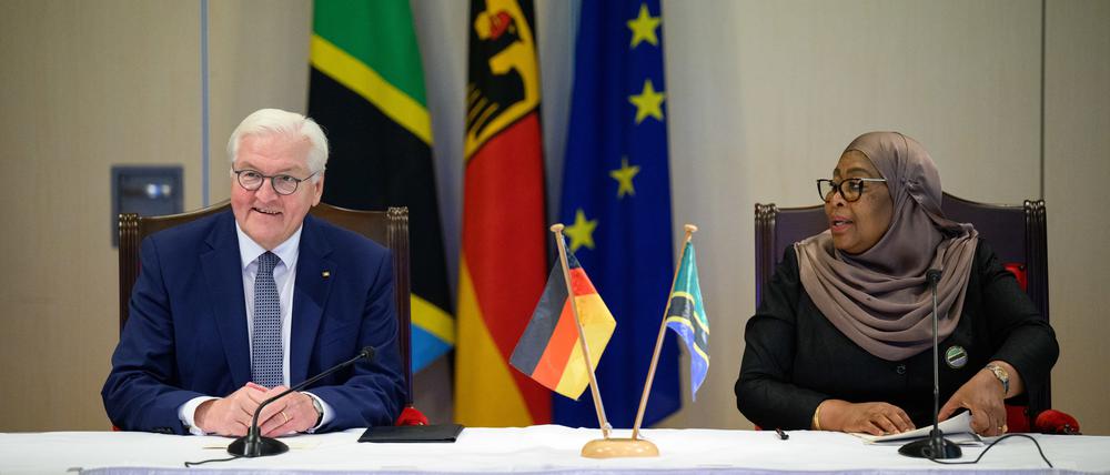 Bundespräsident Frank-Walter Steinmeier (l) und Samia Suluhu Hassan, Präsidentin von Tansania: Bei seinem Besuch hat sich Steinmeier dafür ausgesprochen, die deutsche Kolonialherrschaft in Tansania gemeinsam mit dem ostafrikanischen Land aufzuarbeiten.