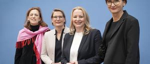 Am Ende Erleichterung: Bundesbildungsministerin Bettina Stark-Watzinger (FDP) mit ihren Länderkolleginnen aus dem Saarland, Christine Streichert-Clivot (SPD), aus Rheinland-Pfalz Stefanie Hubig (SPD) sowie aus Schleswig-Holstein, Karin Prien (CDU, v.r.n.l.).  