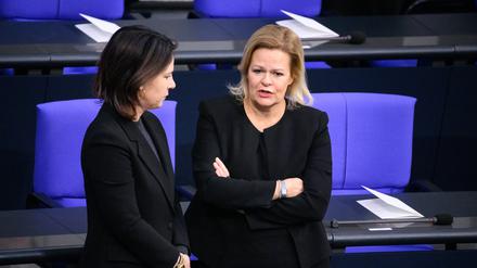 Sie sollen helfen: die Ministerinnen Annalena Baerbock (links) und Nancy Faeser. 