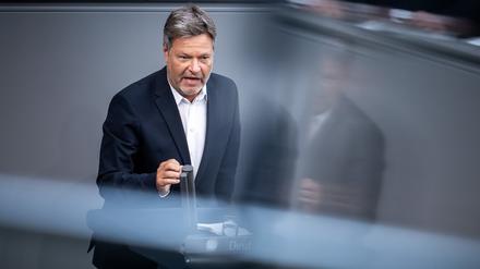 Robert Habeck (Bündnis 90/Die Grünen), Bundesminister für Wirtschaft und Klimaschutz, spricht im Bundestag. 
