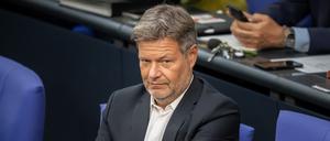 Bundesminister für Wirtschaft und Klimaschutz, verfolgt eine Debatte im Bundestag.