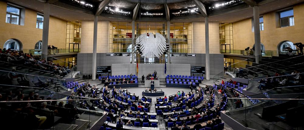 15Abgeordnete sitzen Plenarsaal des Bundestags. 