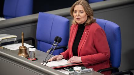 Bärbel Bas (SPD), Bundestagspräsidentin, spricht zu Beginn der Befragung der Bundesregierung im Plenarsaal im Deutschen Bundestag. 