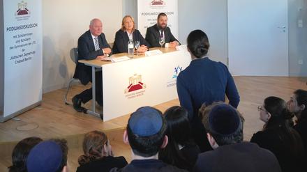 In der Schule der Jüdischen Gemeinde Chabad Berlin diskutierten der Lehrer Volker Wagner, Bundestagspräsidentin Bärbel Bas und der Rabbiner Yehuda Teichtal (hinten v.l.) mit Kindern und Jugendlichen.