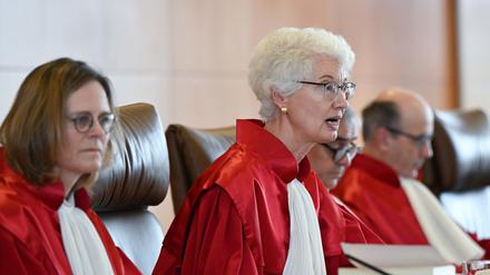 Doris König (m), die Vorsitzende des Zweiten Senats des Bundesverfassungsgerichts, spricht bei einer mündlichen Verhandlung. Links sitzt die Richterin Astrid Wallrabenstein. 