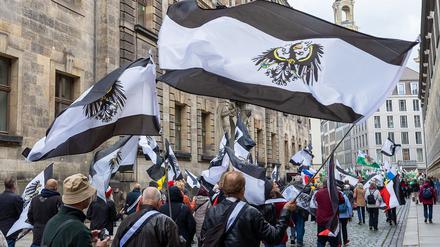 Mehrere Hundert Teilnehmer einer Demonstration ziehen mit Flaggen vom Königreich Preußen (schwarz-weiß-schwarz mit Adler) durch die Dresdner Innenstadt. (Archivbild)