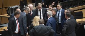 Vor Wegners Wahl: Die AfD-Fraktion im Berliner Abgeordnetenhaus berät sich.