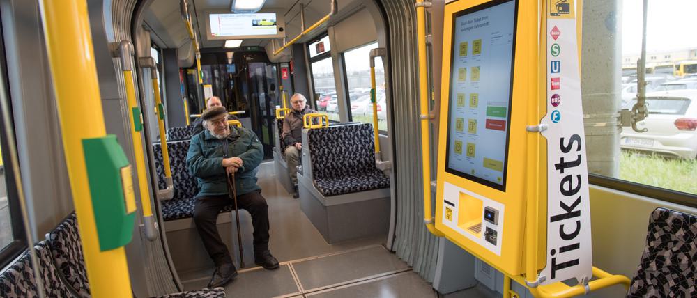 Ein neuer Ticketautomat ist versuchsweise in einer Straßenbahn installiert. In den kommenden achtzehn Monaten werden die neuen Automaten in den Straßenbahnen getestet. In insgesamt 36 Zügen können die Tickets dann mit Bankkarte, Kreditkarte, Apple-Pay und Google-Pay bezahlt werden. +++ dpa-Bildfunk +++