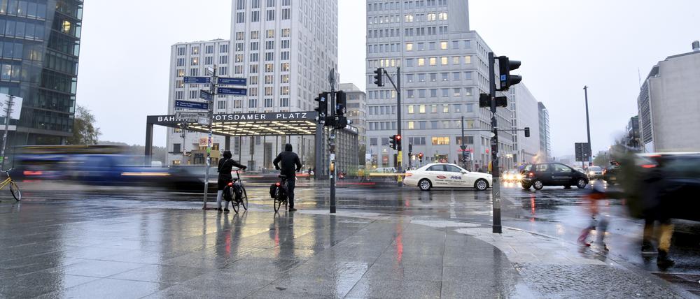 Radfahrer und Fußgänger können sich kaum gegen die Windböen stemmen.
Foto: Doris Spiekermann-Klaas