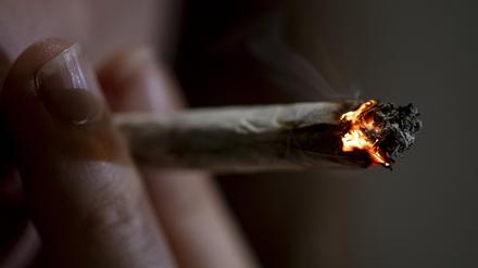 Eine Person raucht einen Joint (Archivbild vom 20.02.2024).