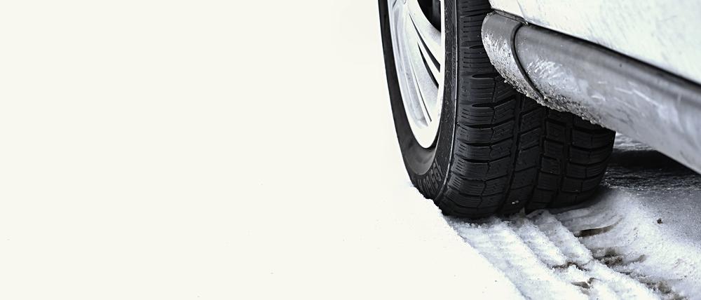 Car in winter. Tire on a snowy road in bad weather.
Winterreifen, Winter
