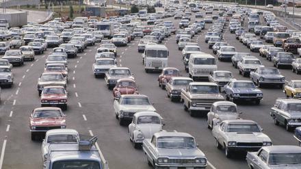 Gefangene des Highways. Autos stauen sich 1973 in der Rush Hour von Los Angeles. 
