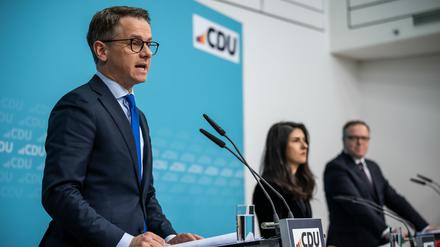 CDU-Generalsekretär Carsten Linnemann und die stellvertretenden Vorsitzenden der Programm- und Grundsatzkommission, Serap Güler und Mario Voigt.