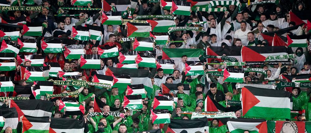 Fans von Celtic Glasgow schwenkten bei einem Spiel der Fußball-Champions-League Palästina-Flaggen.