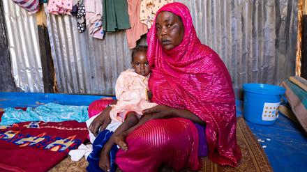 Eine aus dem Sudan geflüchtete Frau mit ihrer kleinen Tochter in einem Flüchtlingscamp im Tschad.