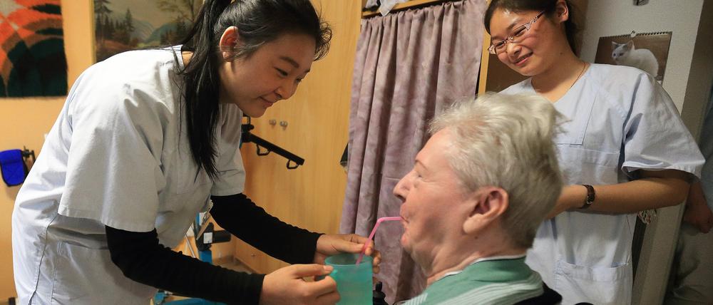 Pflegeassistentinnen aus China in einem Seniorenzentrum in Magdeburg.