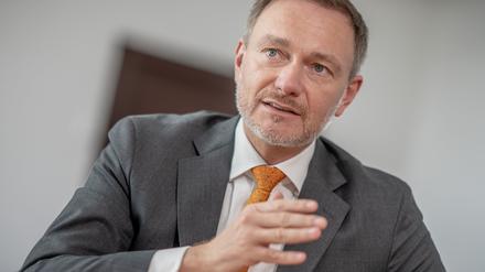 Christian Lindner (FDP), Bundesminister der Finanzen, holt zur Kritik an Kommissionspräsidentin von der Leyen aus.