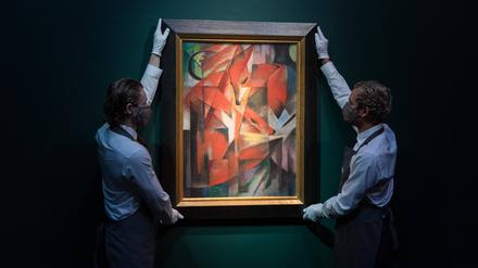 Prominentes Streitobjekt: Franz Marcs Gemälde „Die Füchse“ von 1913 bei seiner Versteigerung im Auktionshaus Christie’s – nach der Restitution.