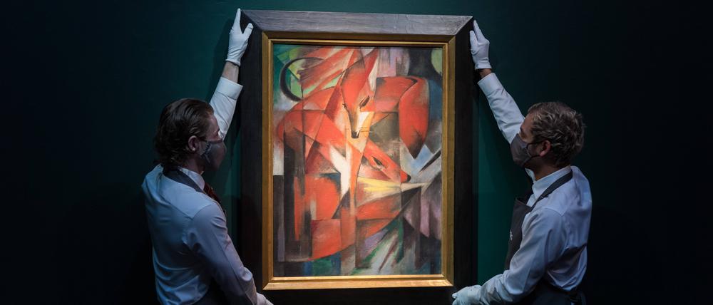 Prominentes Streitobjekt: Franz Marcs Gemälde „Die Füchse“ von 1913 bei seiner Versteigerung im Auktionshaus Christie’s – nach der Restitution.
