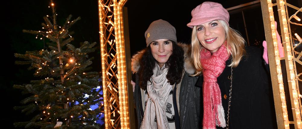 Mariella Ahrens (l.), Schauspielerin, und Tanja Bülter, Moderatorin, sind bei dem Event Christmas Garden im Botanischen Garten Berlin zu sehen. Der Botanische Garten wird bis zum 14. Januar 2024 weihnachtlich erleuchtet.