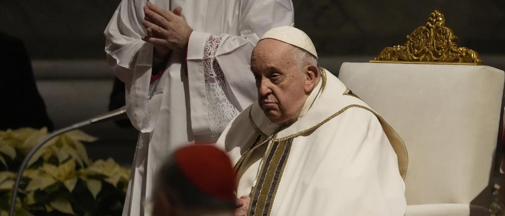 Papst Franziskus nimmt an der Christmette im Petersdom im Vatikan teil. 