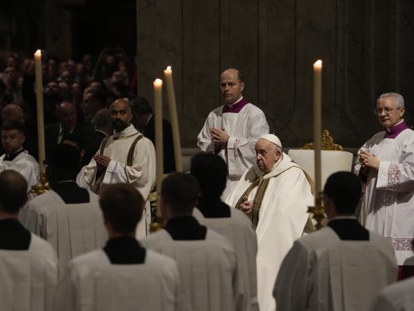 An dem Gottesdienst im Petersdom nahmen nach Angaben des Vatikans etwa 7000 Menschen teil.