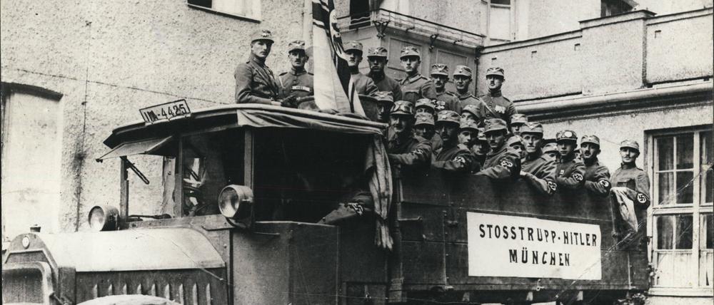 Die Putschisten scheiterten, der Aufmarsch der Nationalsozialisten endete am Mittag des 9. Novembers 1923 im Kugelhagel der Landespolizei vor der Münchner Feldherrnhalle.