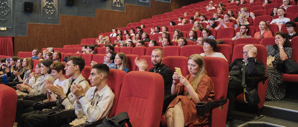 Manchmal gab es Luftalarm. Voller Zuschauerränge beim Sunny Bunny Festival im Kiewer Kino Schowten. 
