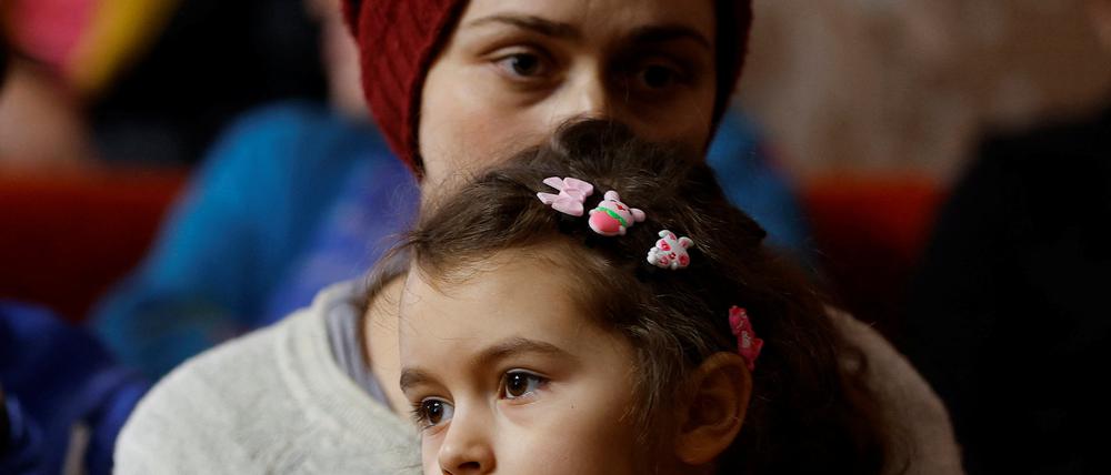 Nach der Evakuation aus Bachmut. Yelena Vyacheslavskaya und ihre siebenjährige Tochter Kira in Shakhtarsk in der russisch besetzten Region Donezk.