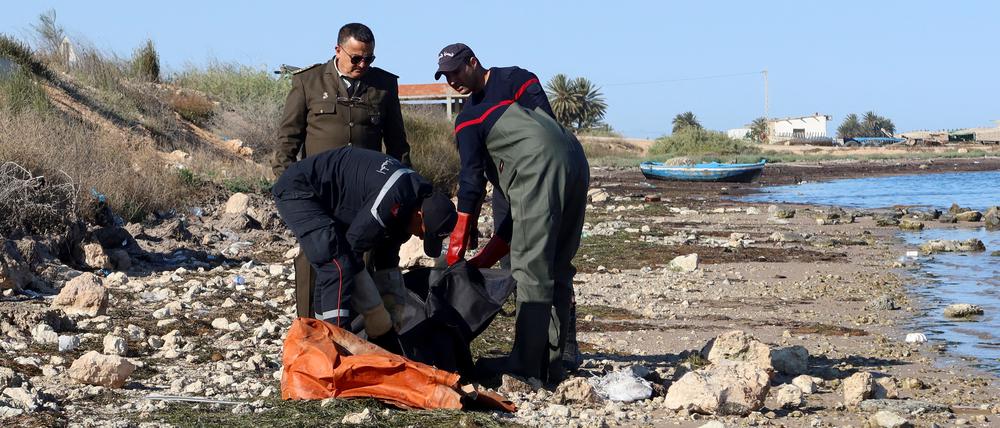 In Sfax in Tunesien wird die Leiche eines weiteren ertrunkenen Migranten geborgen.