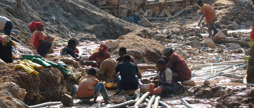 Arbeiterinnen und Arbeiter in einer Kobalt-Mine im Kongo. 