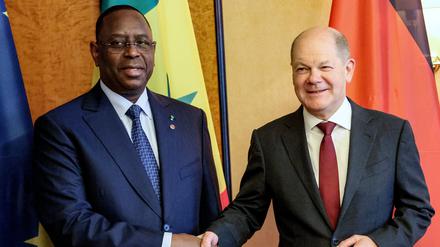 Bundeskanzler Olaf Scholz (r) und der senegalesische Präsident Macky Sall (l) vor ihrem Treffen am Rande der Konferenz «Compact with Africa». 