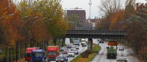 Magistrale und Ausfallstrasse "Adlergestell"; fotografiert in Richtung City auf Höhe des Betriebsbahnhofs Schöneweide in Berlin-Schöneweide. Foto: Thilo Rückeis