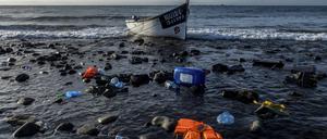 Ein Holzboot, mit dem Flüchtlinge aus Marokko über den Atlantischen Ozean gefahren sind, liegt an der Küste der Kanarischen Inseln. Das Europaparlament hat grünes Licht für die umstrittene Asylreform gegeben. 