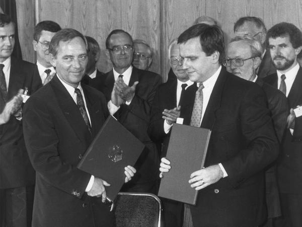 Ein Höhepunkt seiner Laufbahn: Bundesinnenminister Wolfgang Schäuble und DDR-Staatssekretär Günter Krause unterzeichnen in Bonn den Einigungsvertrag.