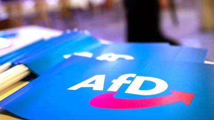 ARCHIV - 24.11.2018, Bayern, Greding: Fähnchen mit dem Logo der AfD liegen auf einem Tisch. Das Deutsche Institut für Menschenrechte (DIMR) sieht die Voraussetzungen für ein Verbot der AfD als erfüllt an. (zu dpa: «Politikforscher warnt vor Blamage bei Scheitern von AfD-Verbot») Foto: Daniel Karmann/dpa +++ dpa-Bildfunk +++