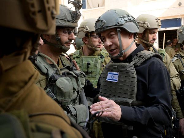 Israels Premier Benjamin Netanjahu bei einem Besuch der Truppen im Gazastreifen. 