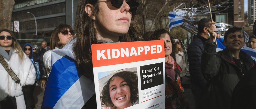 Eine Kundgebung zur Erinnerung an das Schicksal von Carmel Gat und anderen Entführten im Dezember in New York.