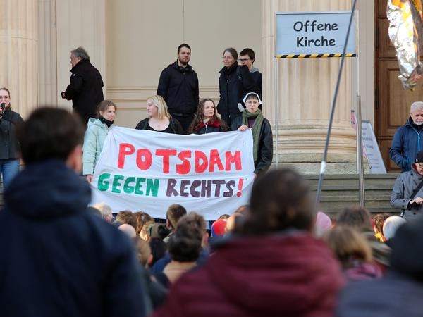 Geschätzt rund 4000 Teilnehmer demonstrierten in Potsdam gegen Rechtsextremismus und die AfD.