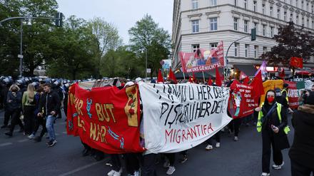  Demonstranten bei der Revolutionären 1. Mai-Demo 2022 in Neukölln.