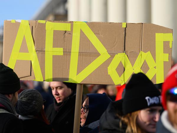 „AfDoof“, meint ein Demonstrant in Kassel.
