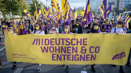 Bei einer Demonstration gegen hohe Mieten in Berlin halten Teilnehmer ein Transparent mit der Aufschrift „Deutsche Wohnen & Co enteignen“.