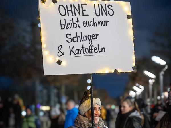„Ohne uns bleibt euch nur Schlager und Kartoffel“, gibt eine Demonstrantin in Berlin am 21. Januar 2024 zu bedenken.